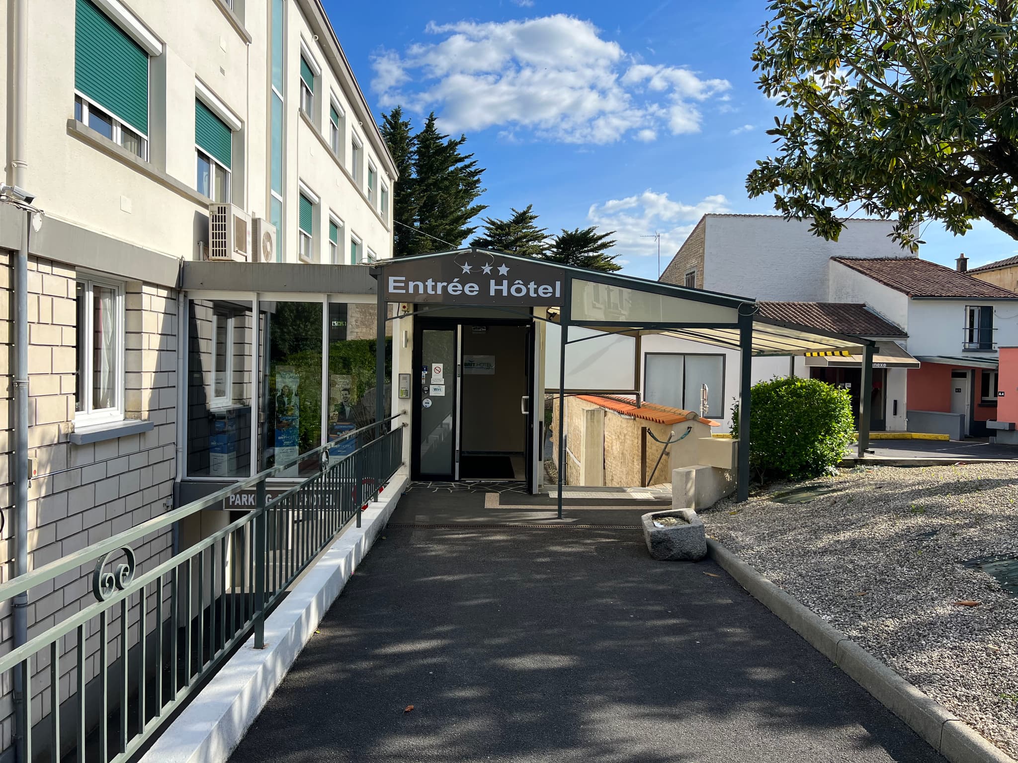 L'entrée du Brit Hôtel du Parc à Niort