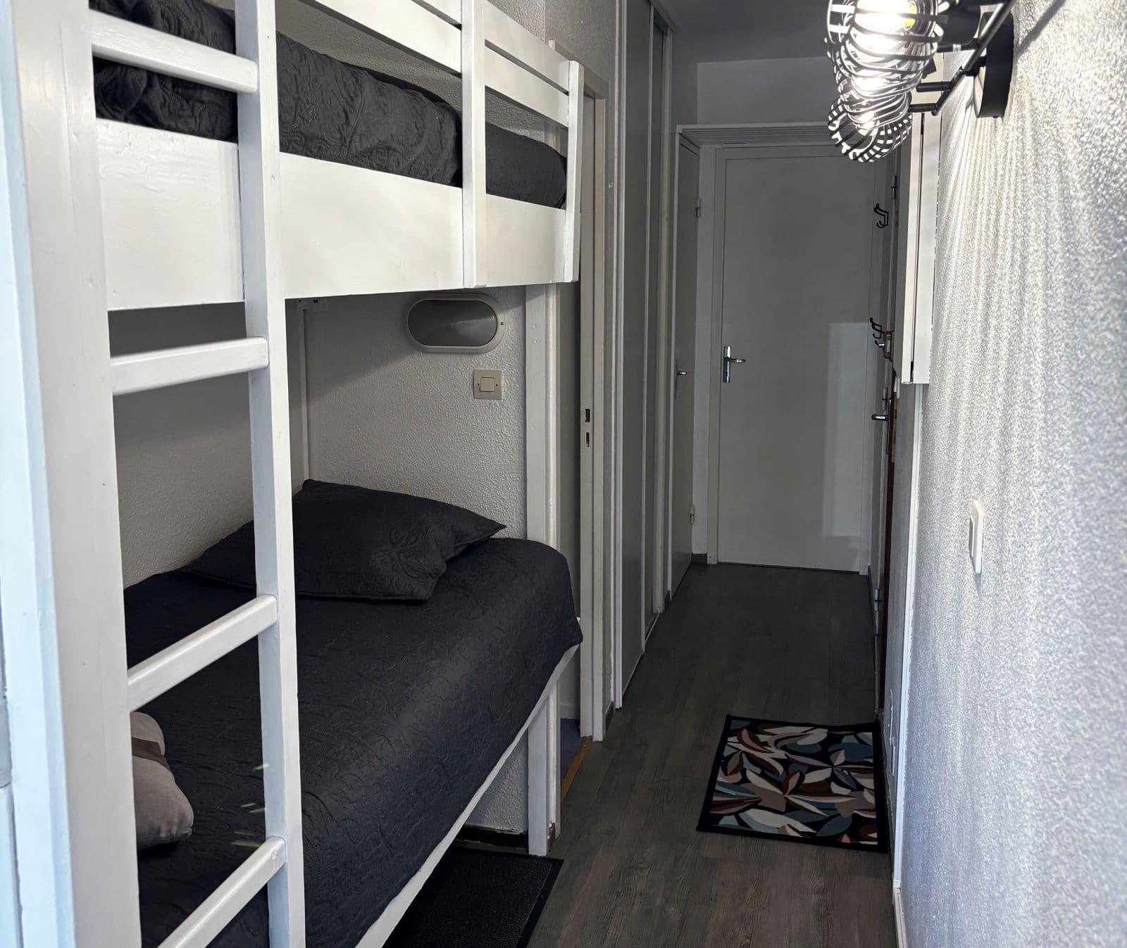 Couloir avec lits superposés