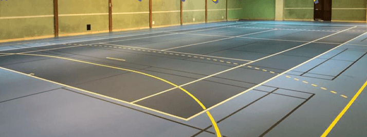 Terrain de tennis dans la salle omnisports, accès réservé aux adhérents