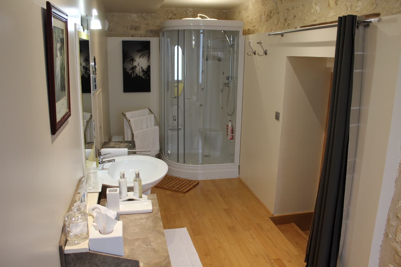 3-LaPlaceBathroom