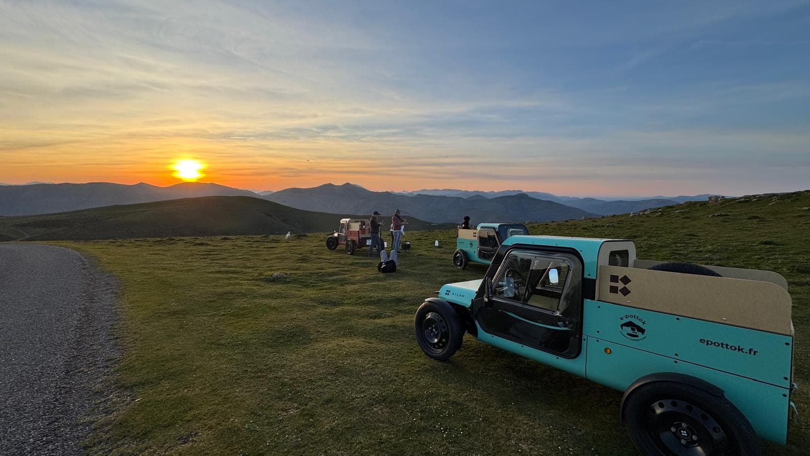 3 quadricycles coucher du soleil