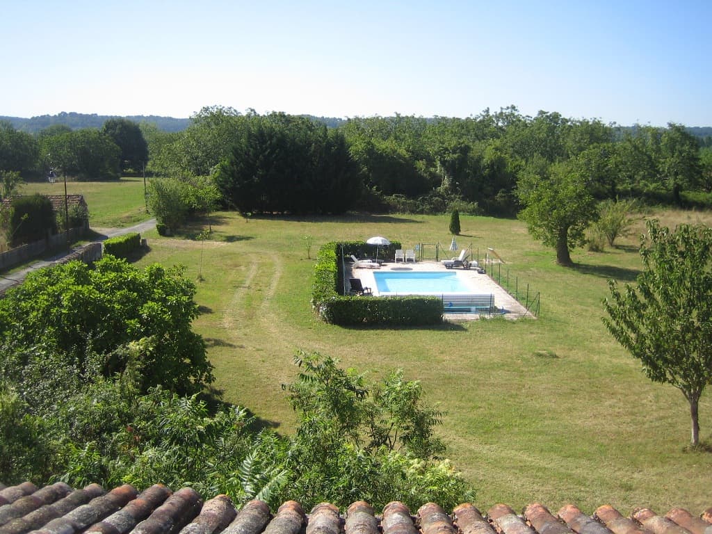 vue sur la piscine depuis l'étage