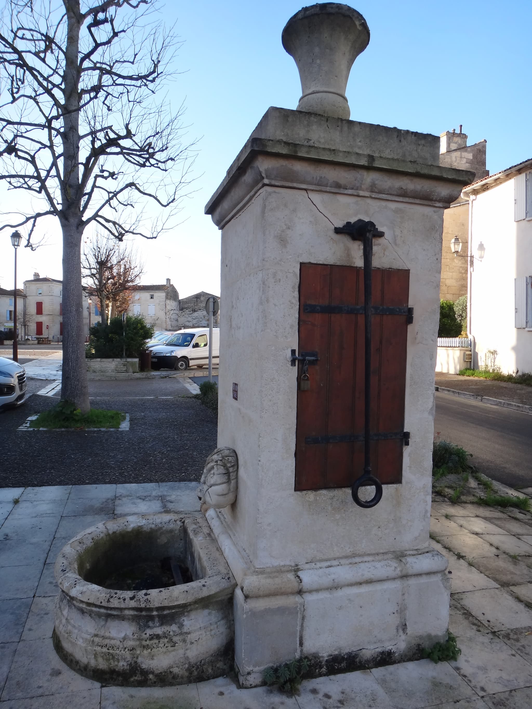 La fontaine de la place de l'Eglise à Magné