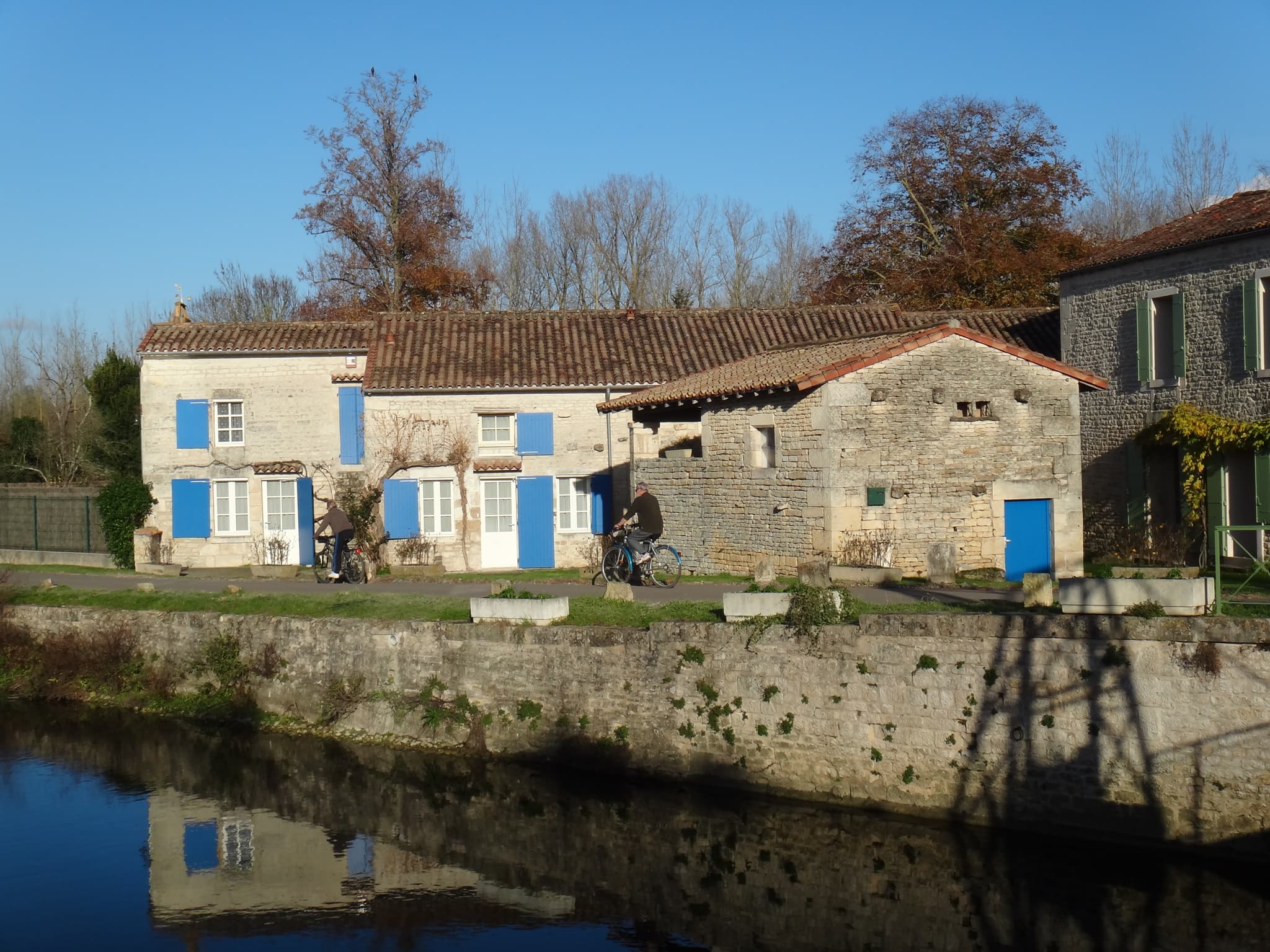 Le chemin de halage de Magné