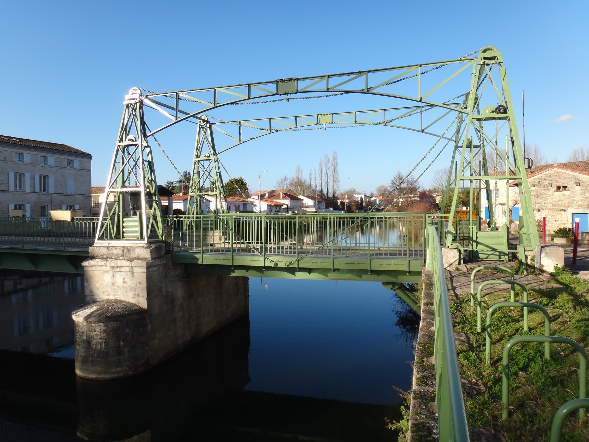 Le pont-levis métallique de Magné
