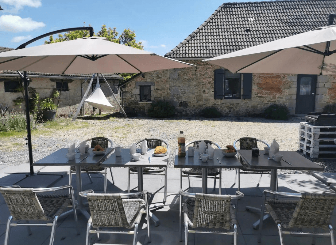 terrasse-gîte-unalhome-bussiere-galant