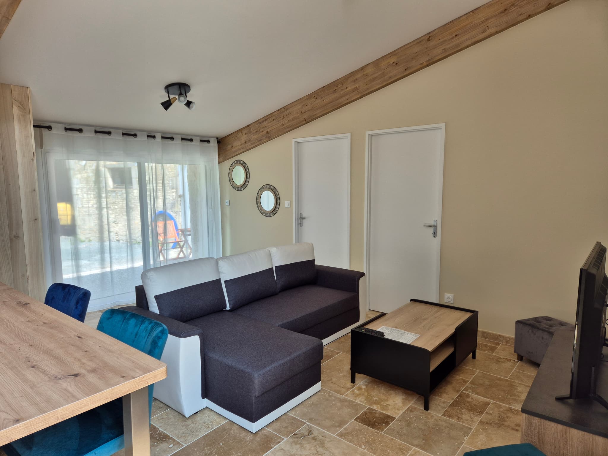 Le salon-salle à manger du gîte des Oliviers à Arçais