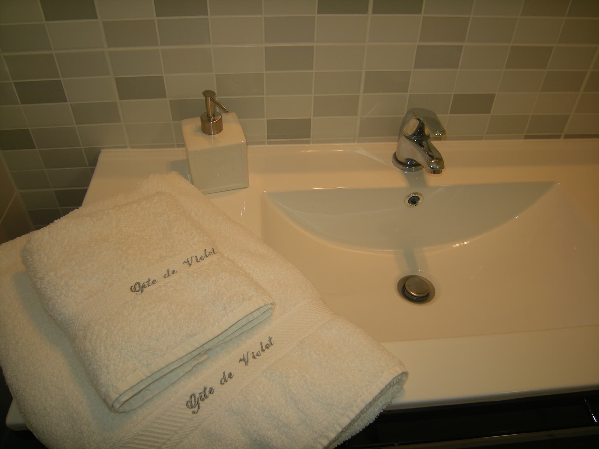 Gite de violet4210_Teuillac_Gite_salle de bain_800x600