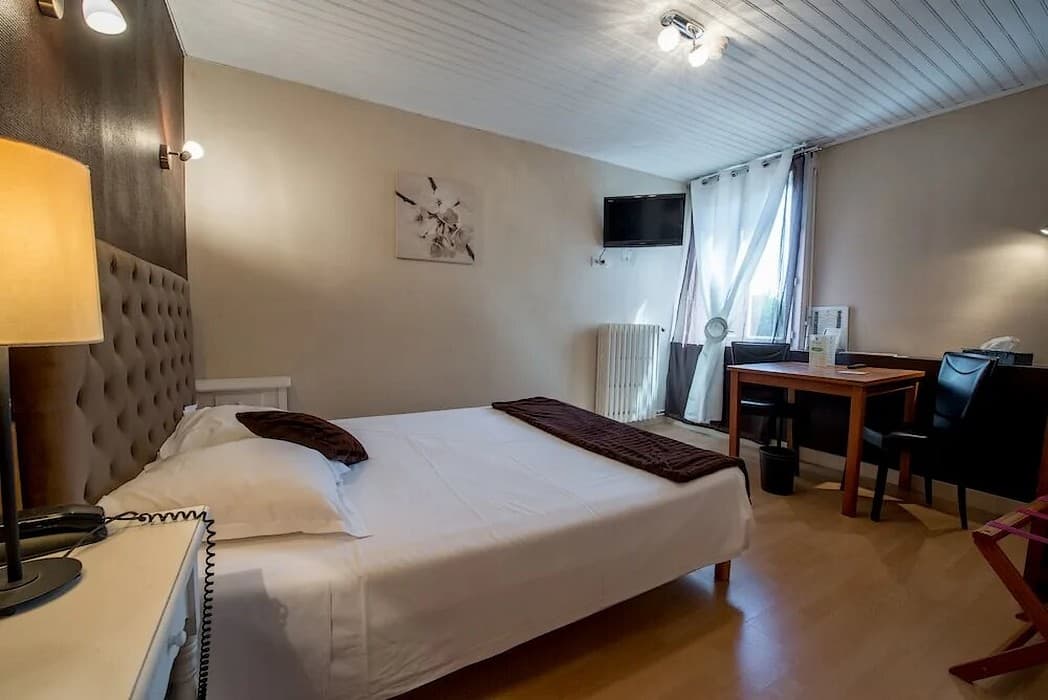 HOTAQU047FS00028_Tournon_Les Voyageurs_chambre1