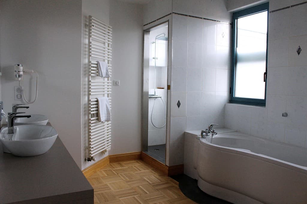 chambres-dhotes-MAISONTOUSSAINT-sdbHEKLA.jpg_12