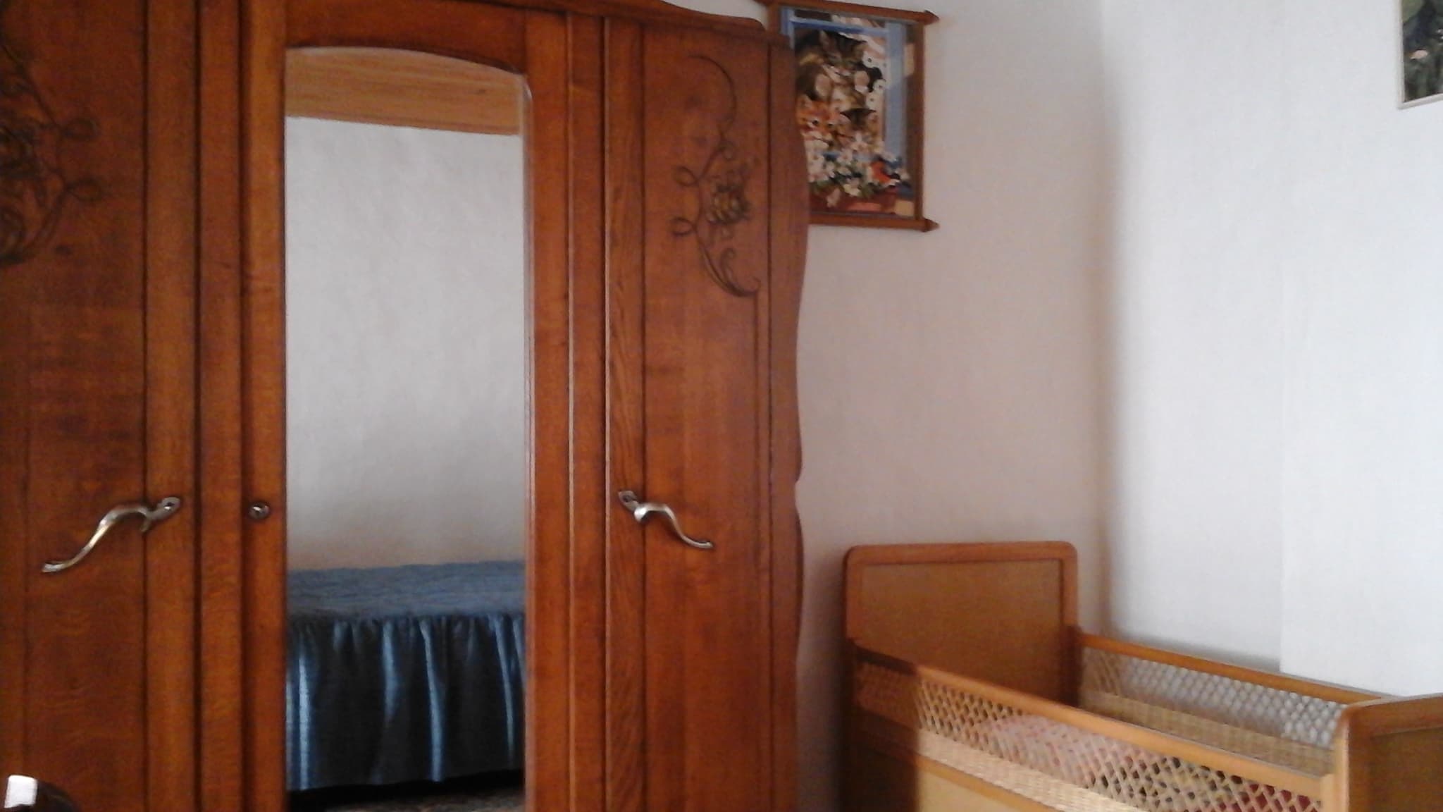 Un petit lit et une grande armoire