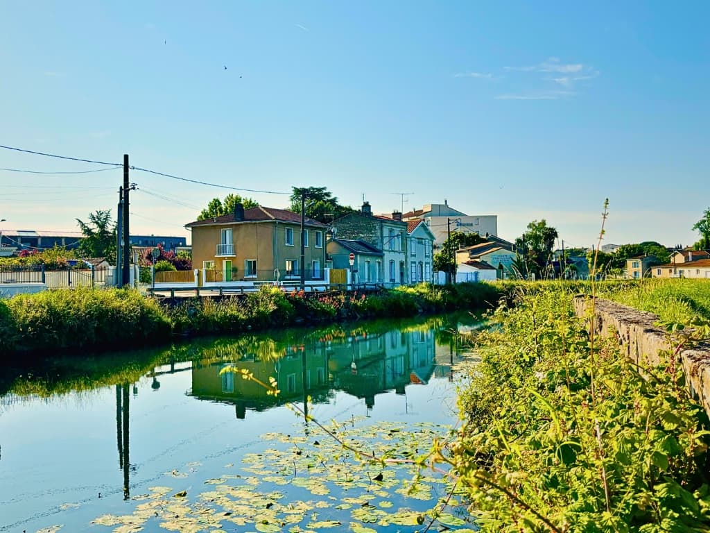 La maison vue du quai