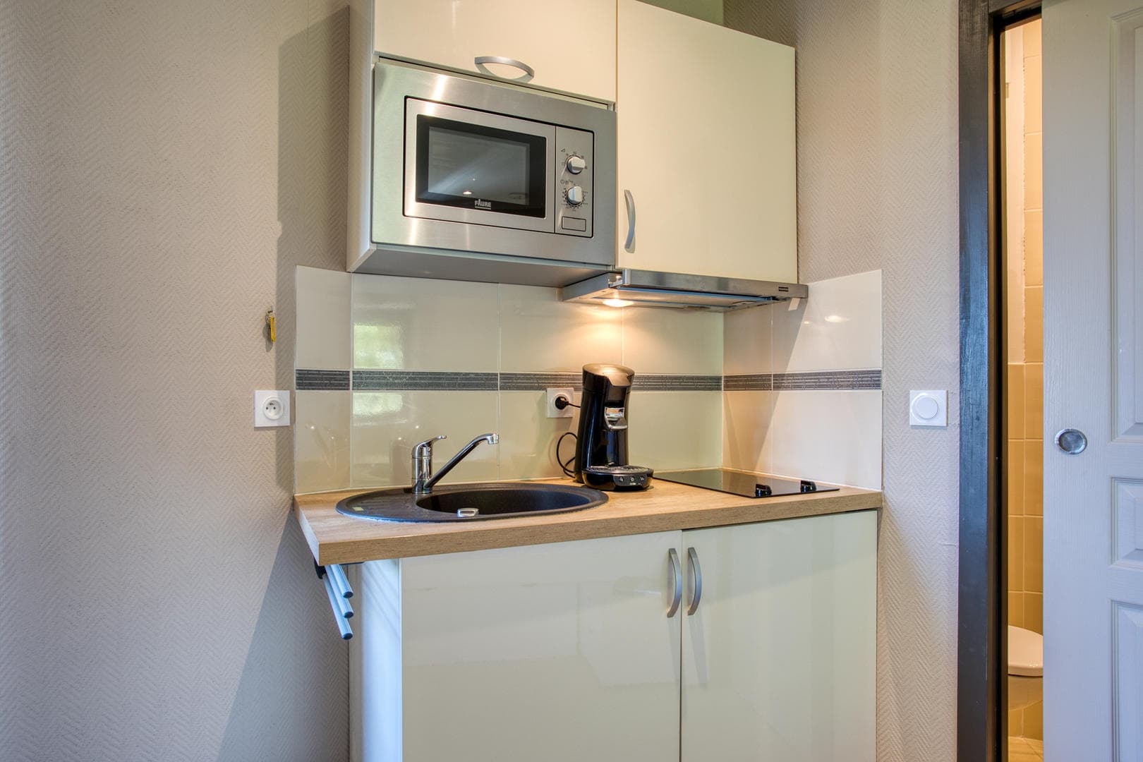 5-Roseline5-Kitchenette