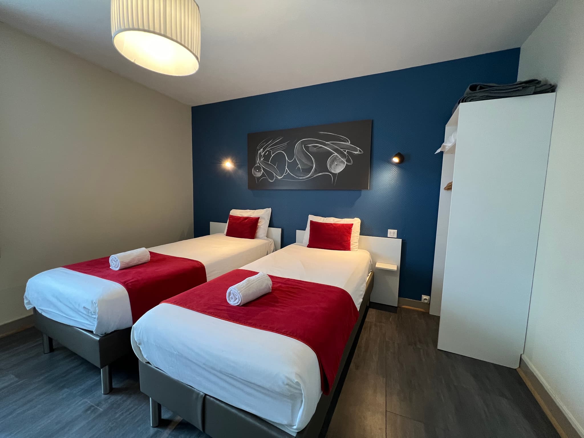 Une chambre twin du Brit Hôtel du Parc à Niort