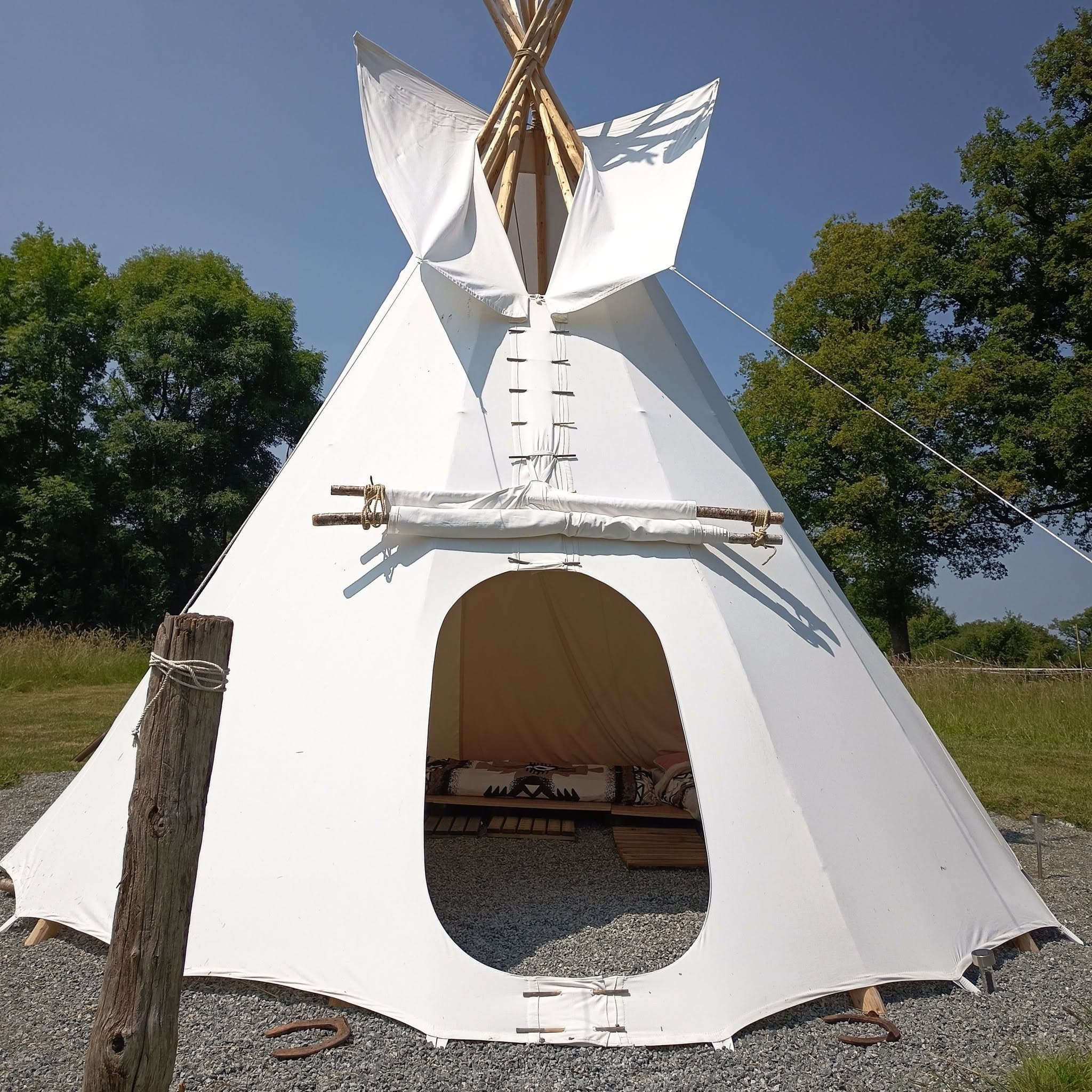 Entrée d’un tipi du Village insolite