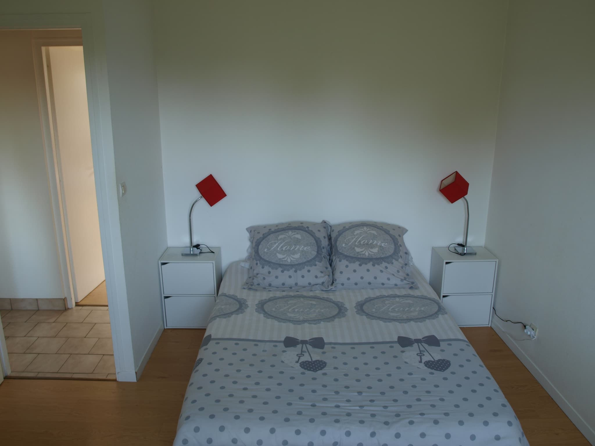 Chambre 2 (lit 140x190 + 1 lit en mezzanine pour enfant de 6 à 12 ans)