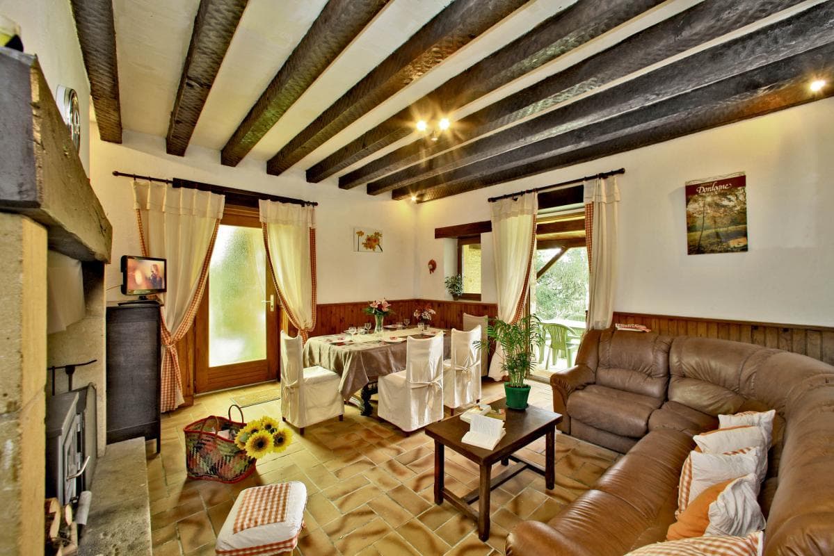 Gite clos de fage-salle à manger