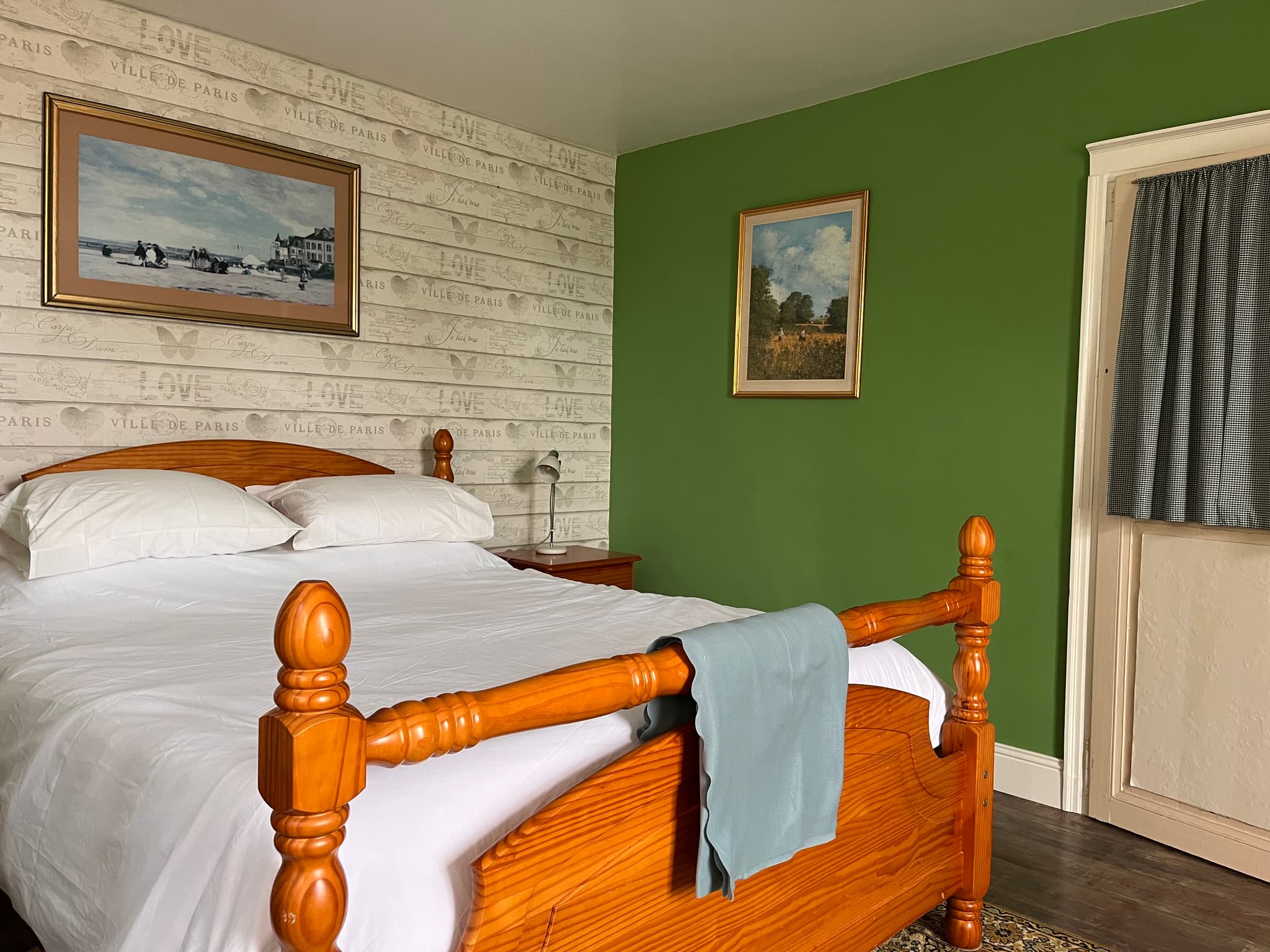 La chambre offre une vue sur la rivière