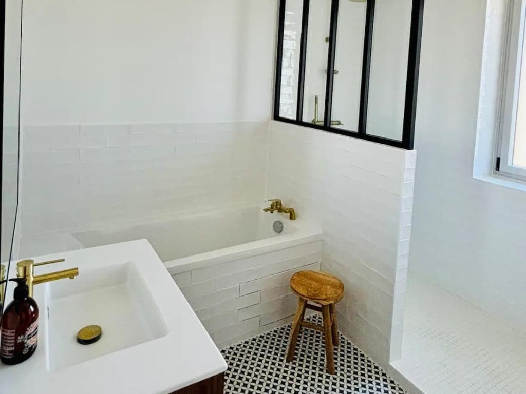 Une salle de bain avec douche