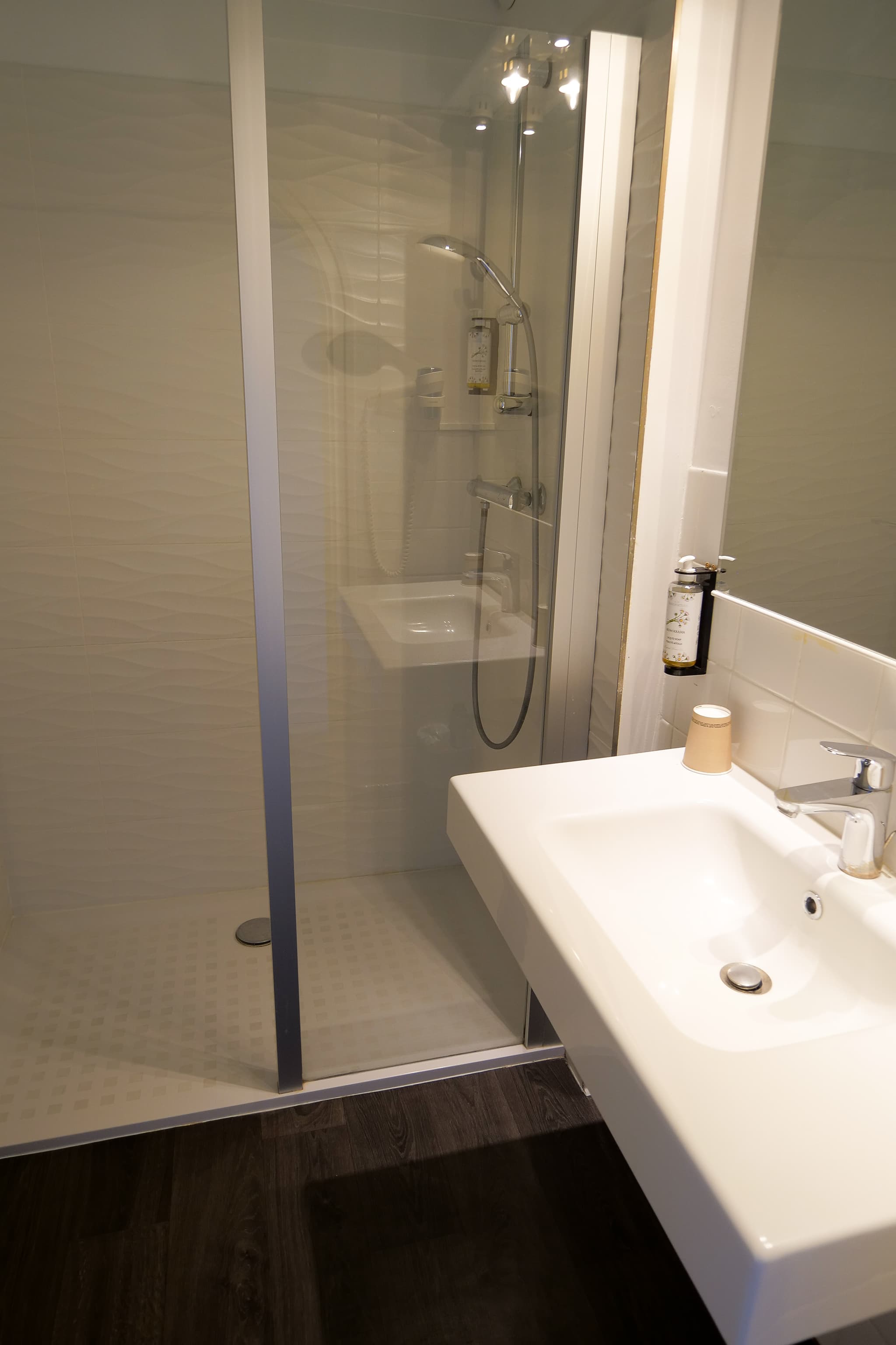 Une salle de douche du Grand Hôtel Niort centre