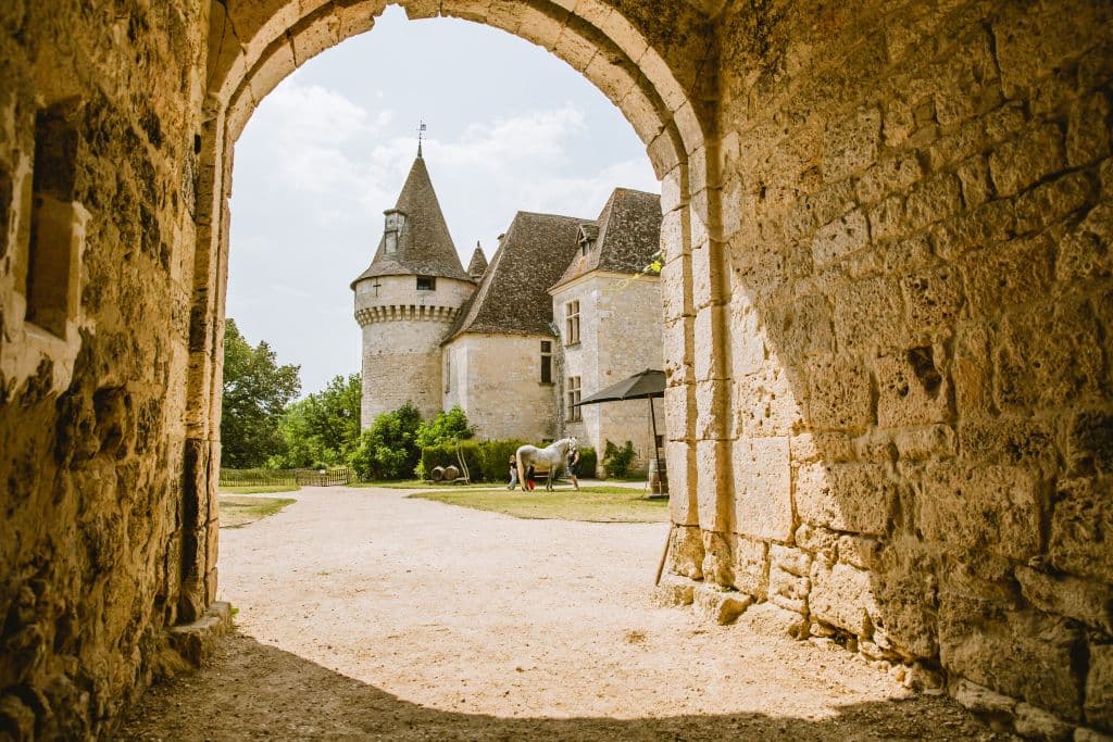 8.Loic Malzarey. cour du château médiéval meublé patrimoine architecture