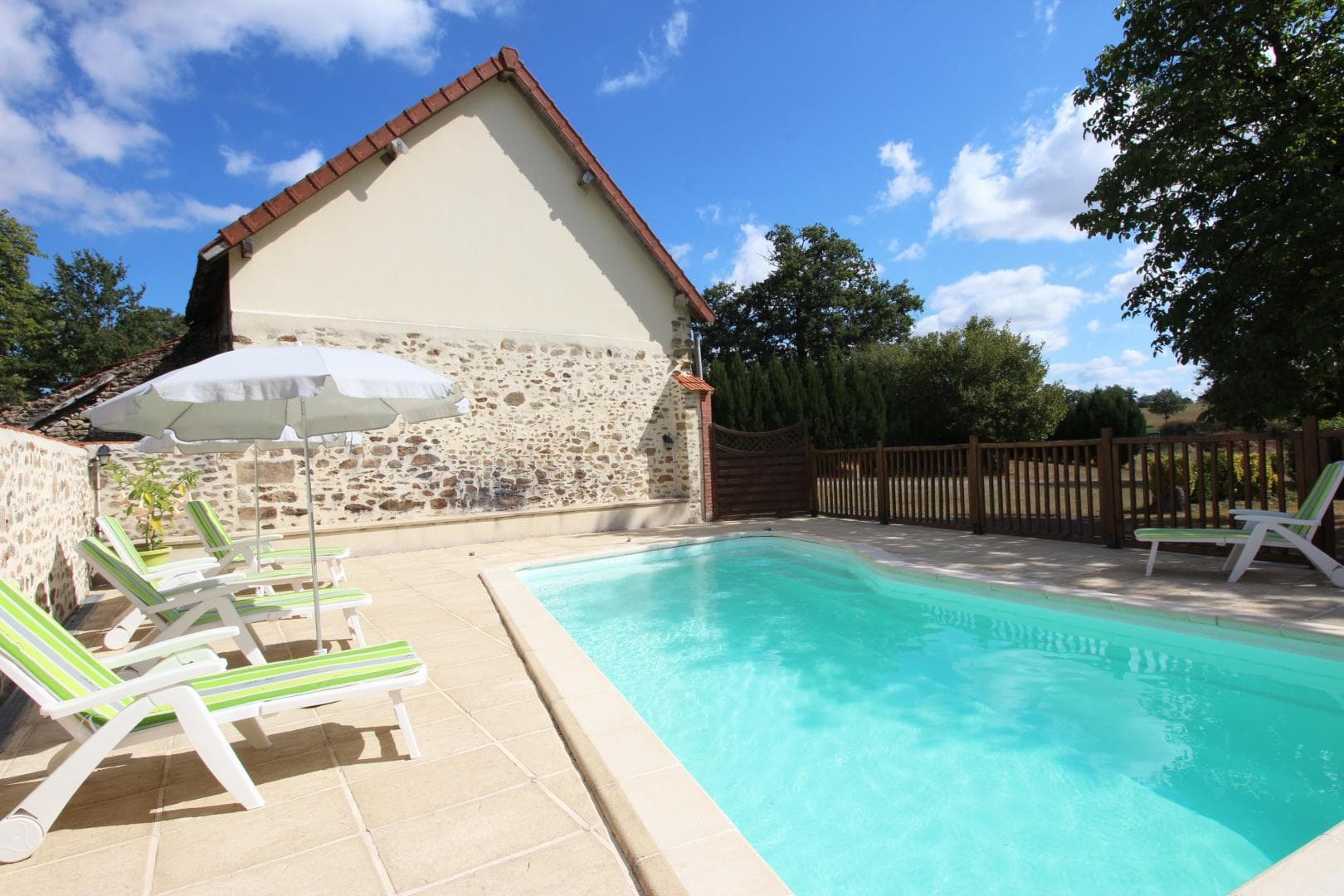 Piscine du gite du Monteil à Arnac la Poste en Haute-Vienne (Nouvelle Aquitaine)_18