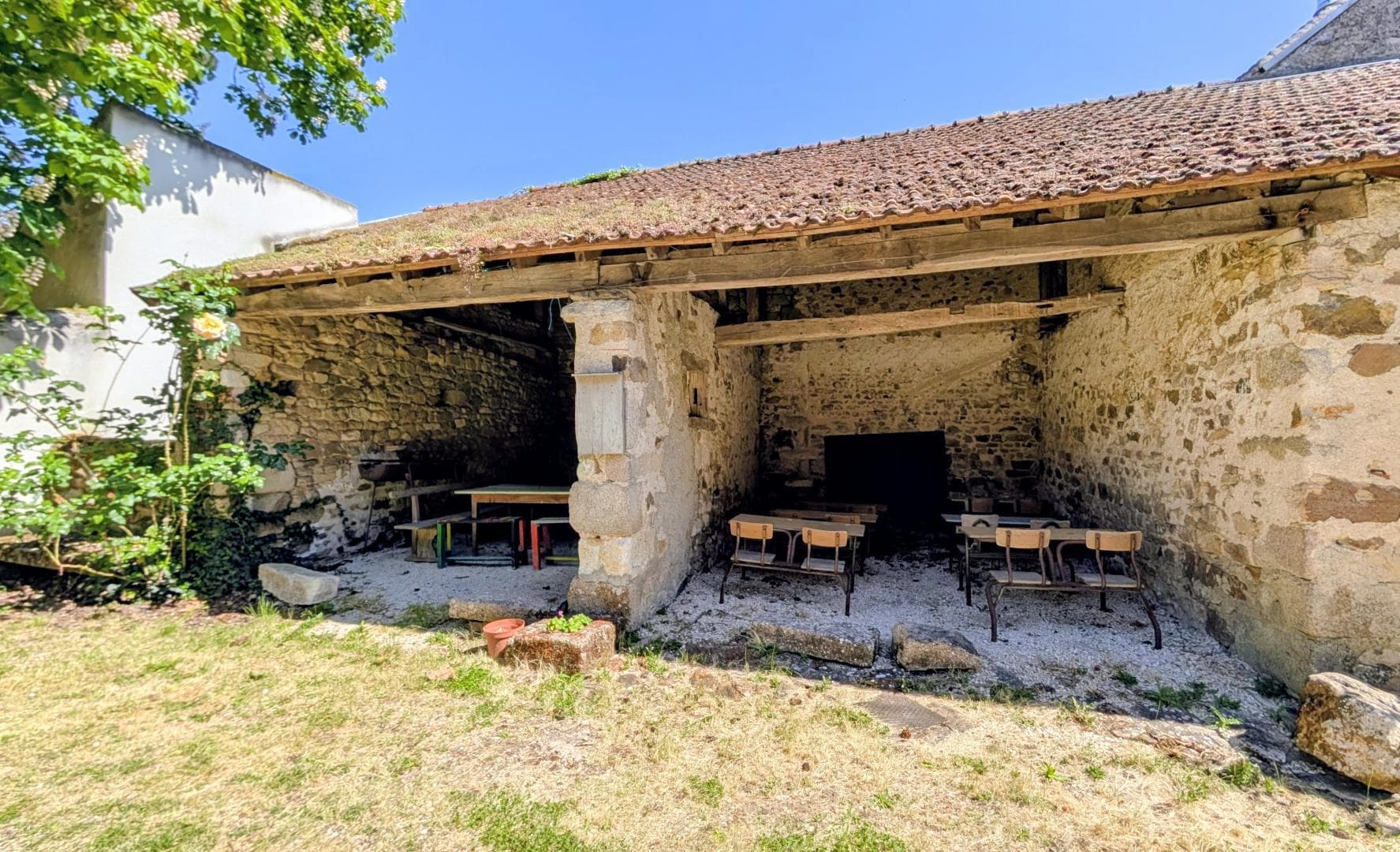 Gite "Le Bourg" à Lussac-les-Eglises en Haute-Vienne (Limousin en Nouvelle Aquitaine) - abri jeux_4