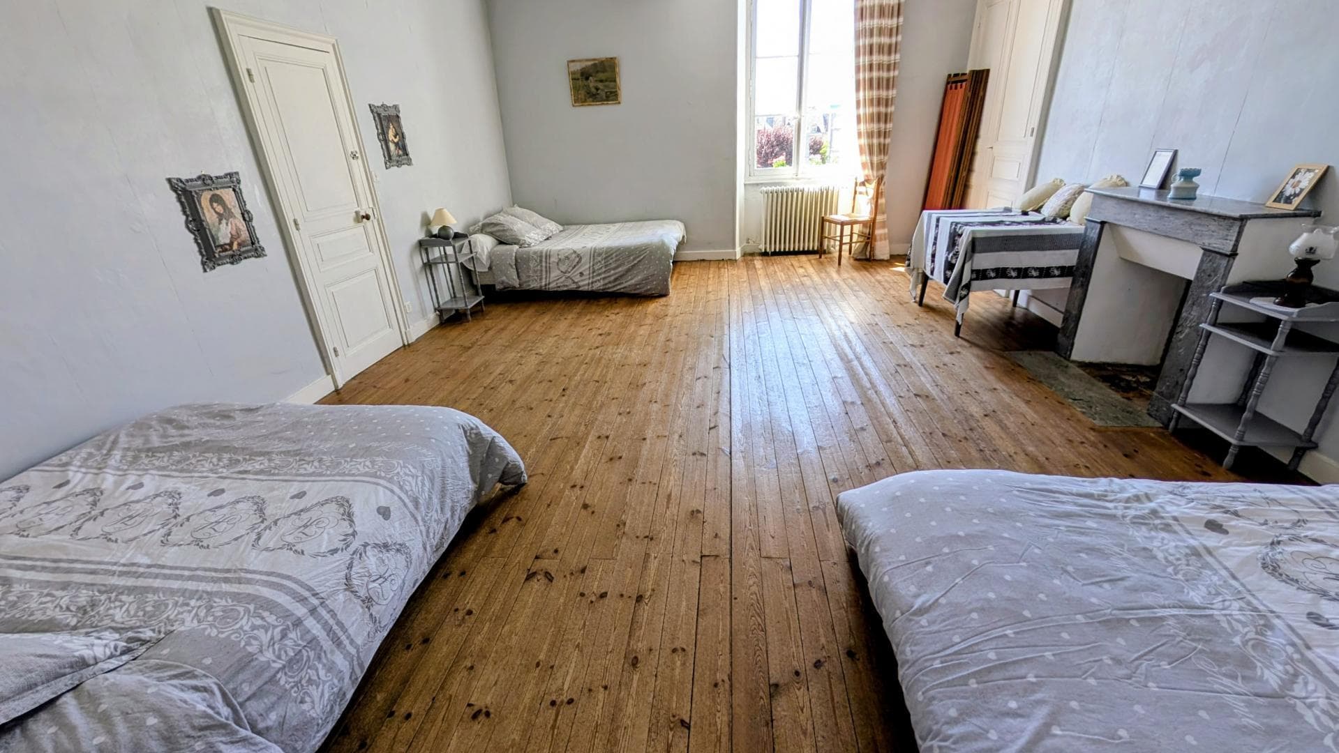 Gite "Le Bourg" à Lussac-les-Eglises en Haute-Vienne (Limousin en Nouvelle Aquitaine) - chambre 3 lits 2 pers._21