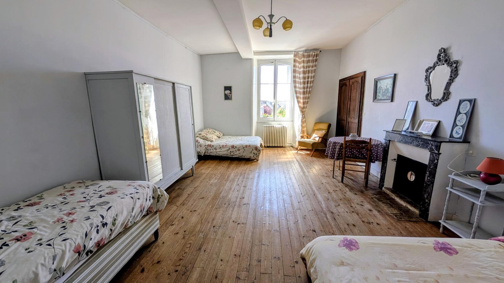 Gite "Le Bourg" à Lussac-les-Eglises en Haute-Vienne (Limousin en Nouvelle Aquitaine) - chambre 2 lits 2 pers et 1 lit 1 pers._19
