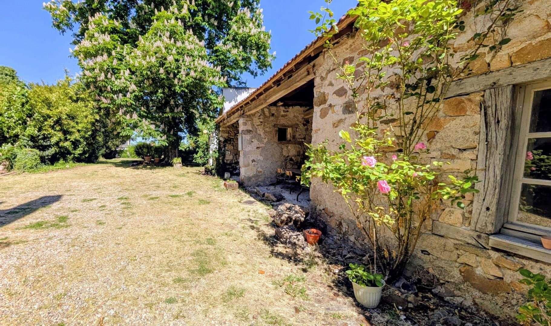 Gite "Le Bourg" à Lussac-les-Eglises en Haute-Vienne (Limousin en Nouvelle Aquitaine) - arrière gîte_29