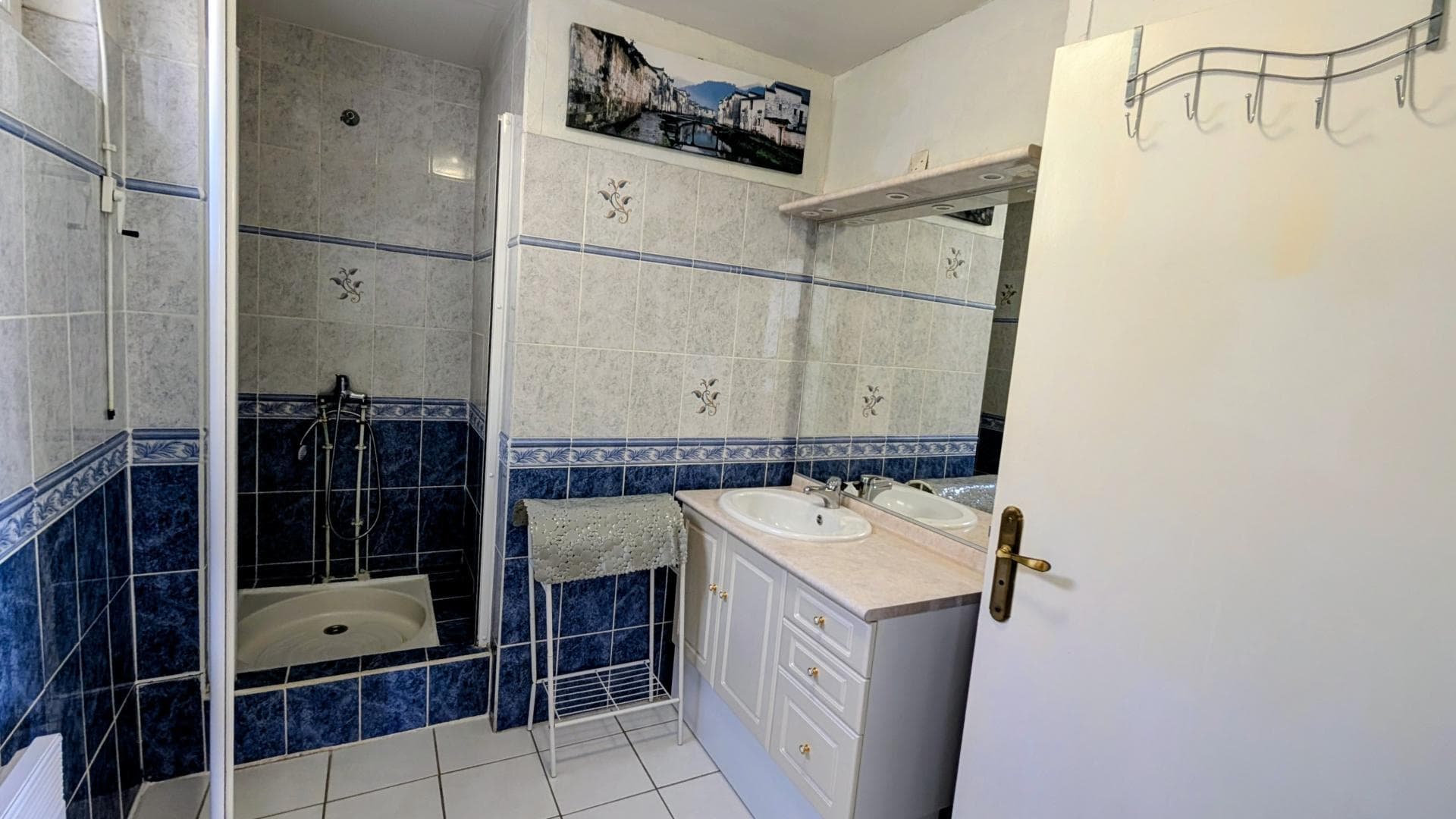 Gite "Le Bourg" à Lussac-les-Eglises en Haute-Vienne (Limousin en Nouvelle Aquitaine) - salle d'eau privée chambre 1 lit 2 pers; et 1 lit 1 pers._17