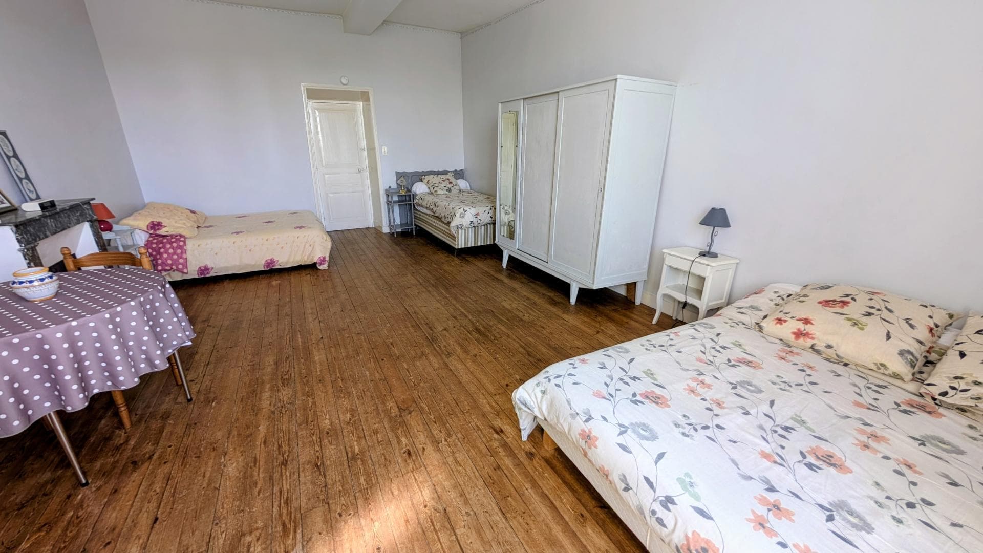 Gite "Le Bourg" à Lussac-les-Eglises en Haute-Vienne (Limousin en Nouvelle Aquitaine) - chambre 2 lits 2 pers. et 1 lit 1 pers._18