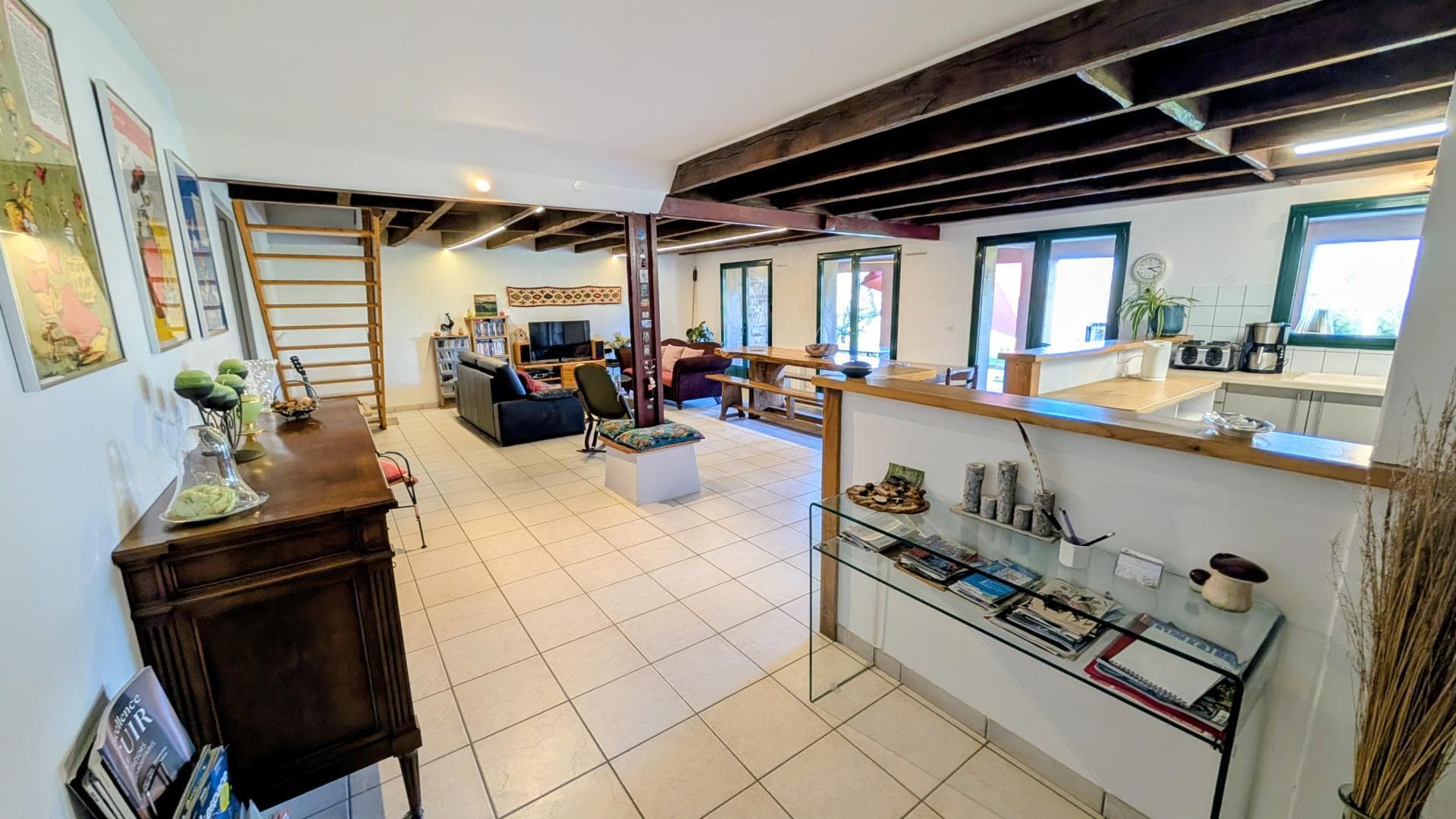Gite de "Montbrugnaud " à Mailhac sur Benaize en Haute-Vienne - séjour salon et cuisine ouverte_7