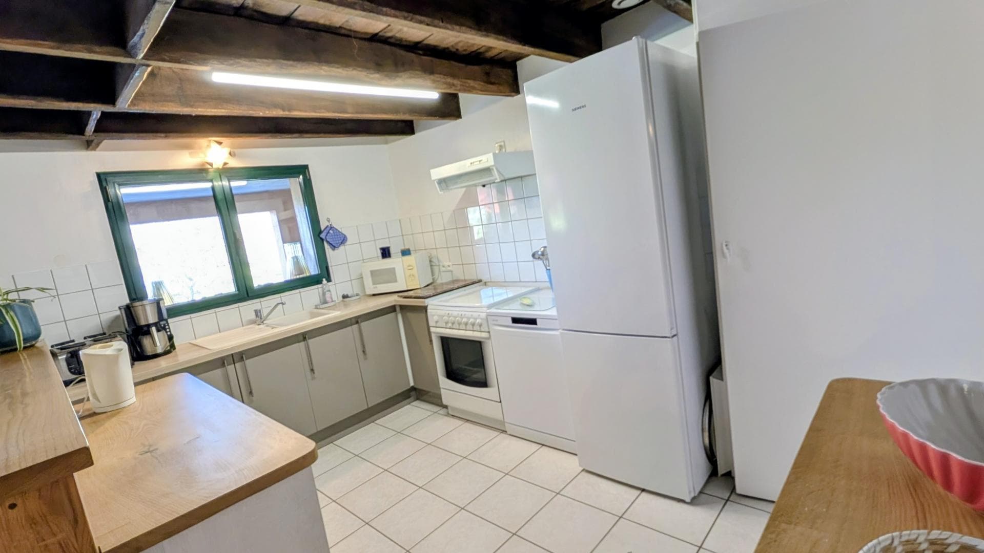 Gite de "Montbrugnaud " à Mailhac sur Benaize en Haute-Vienne - cuisine ouverte_13