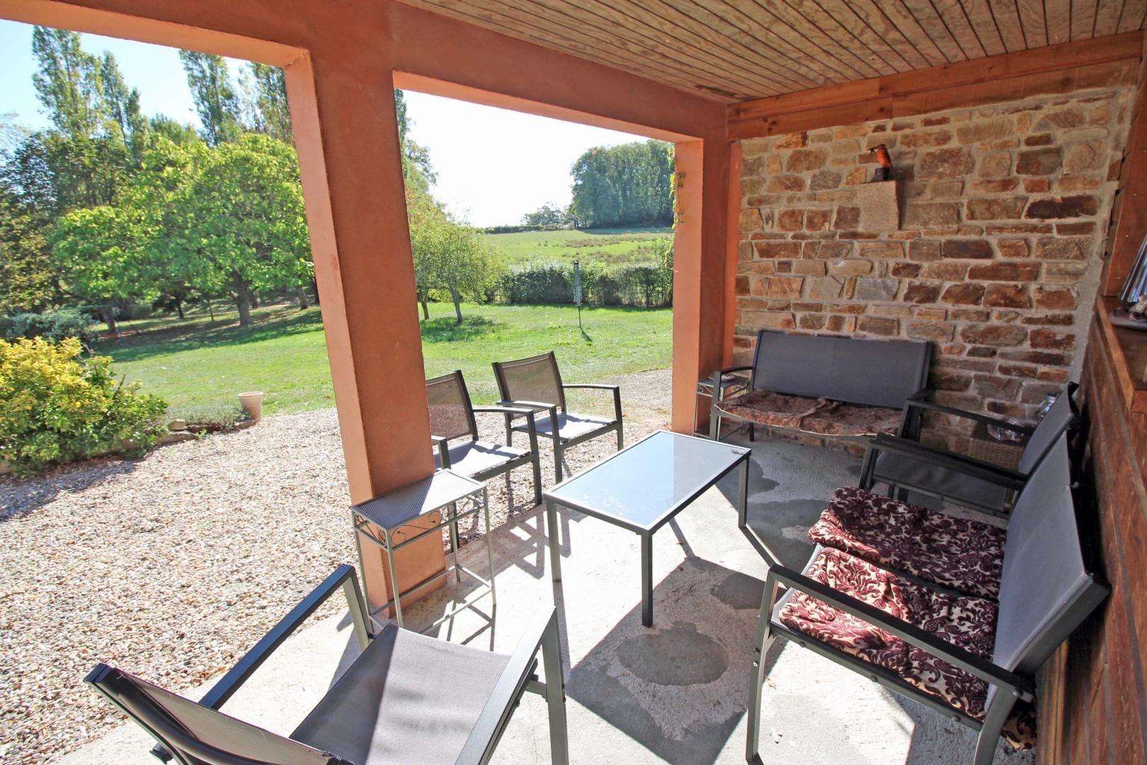 Gite de "Montbrugnaud " à Mailhac sur Benaize en Haute-Vienne - terrasse couverte_5