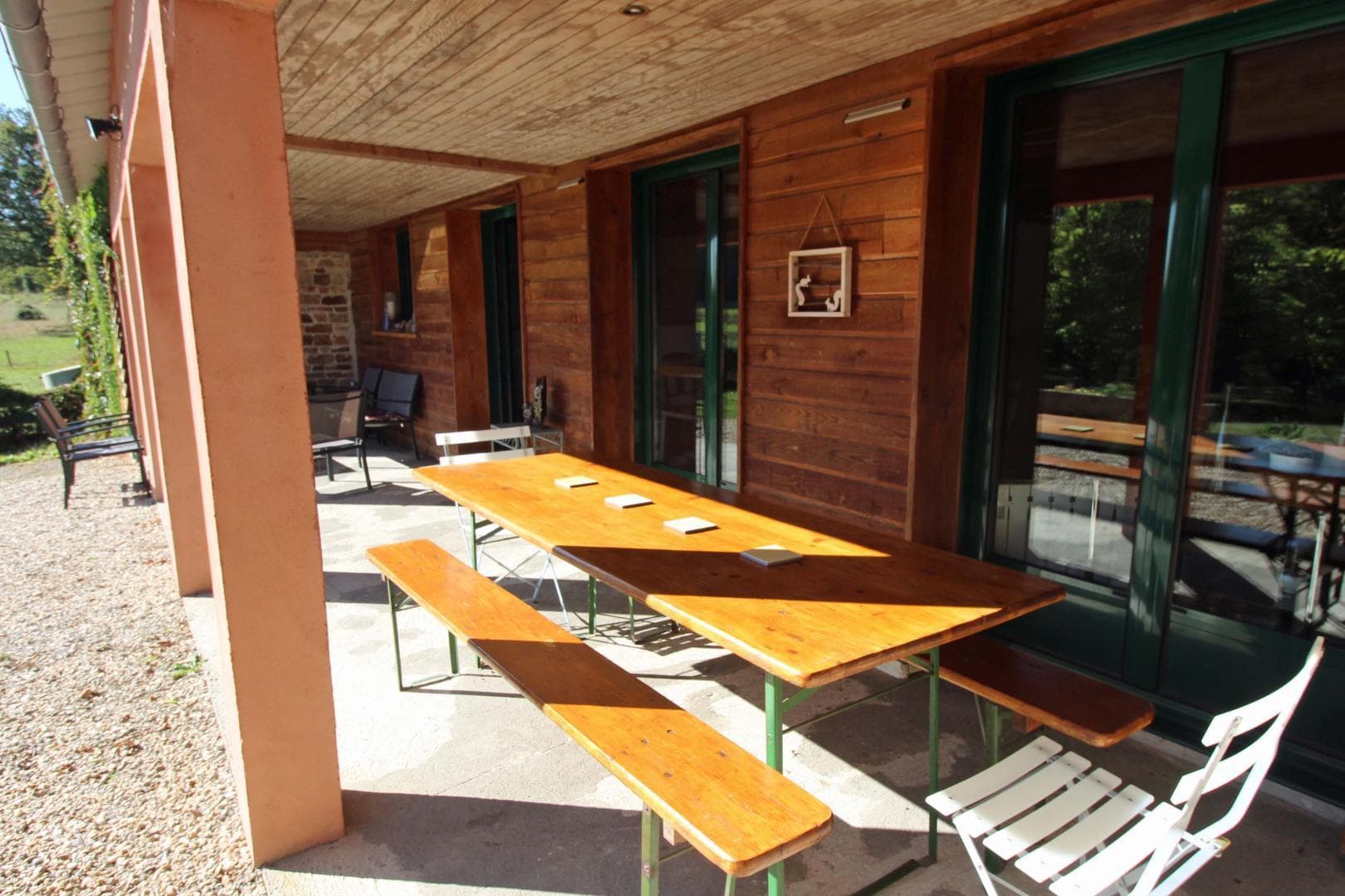 Gite de "Montbrugnaud " à Mailhac sur Benaize en Haute-Vienne - la terrasse couverte_31