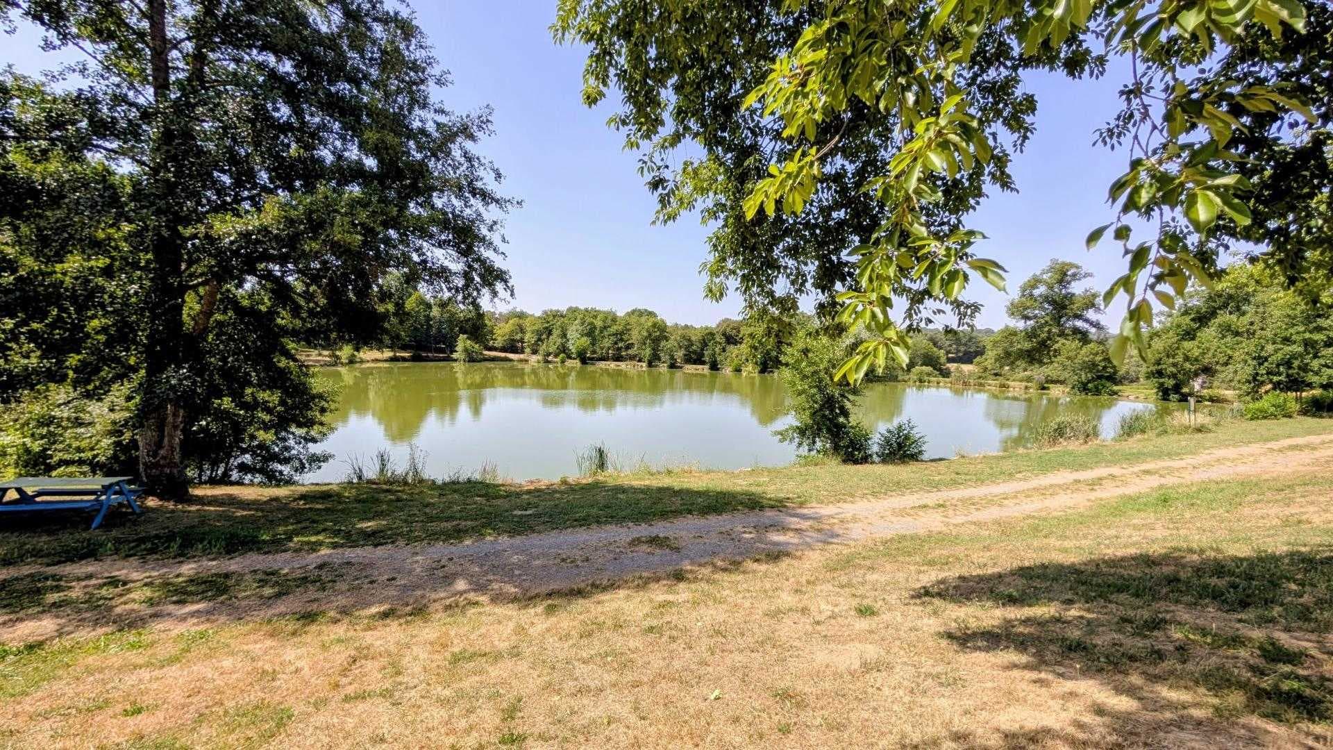 Gîte de l'école à Oradour Saint Genest en Haute-Vienne - Limousin - Nouvelle Aquitaine - l'étang dans le village_2