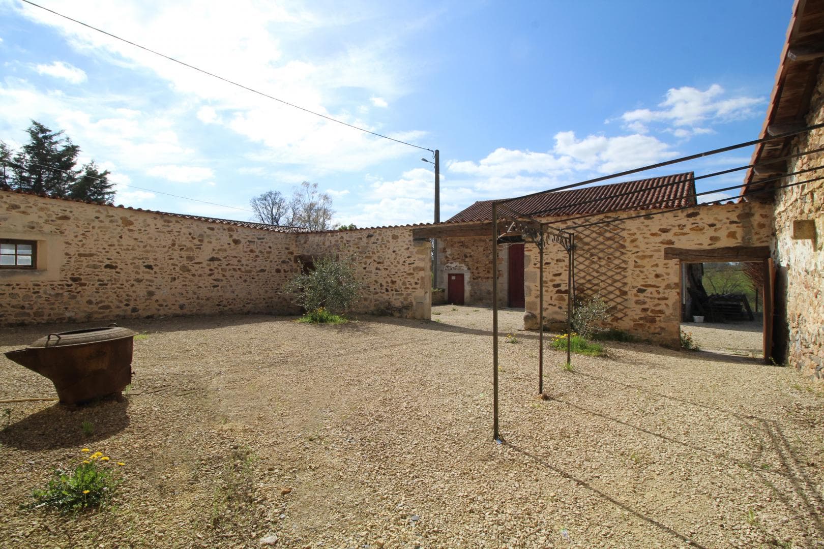 Gîte "Les 3 tilleuls" à Bellac en Haute-Vienne (Limousin) - cour_27