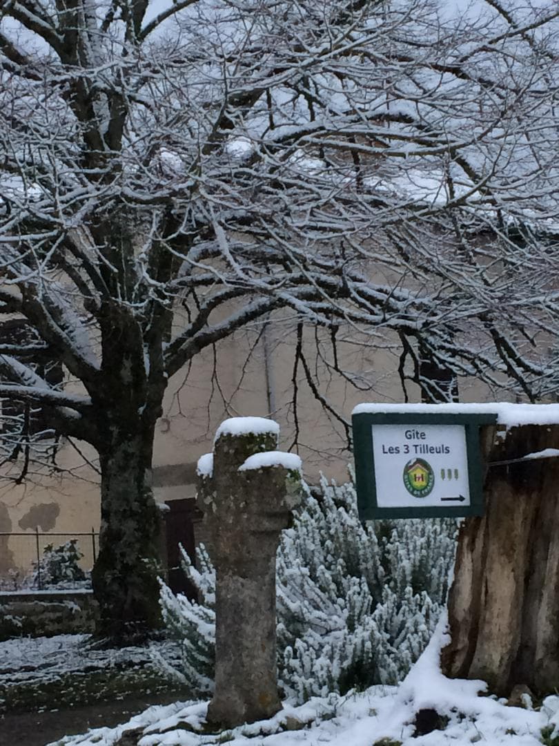 Entrée du gîte recouvert d'un manteau blanc en février_33