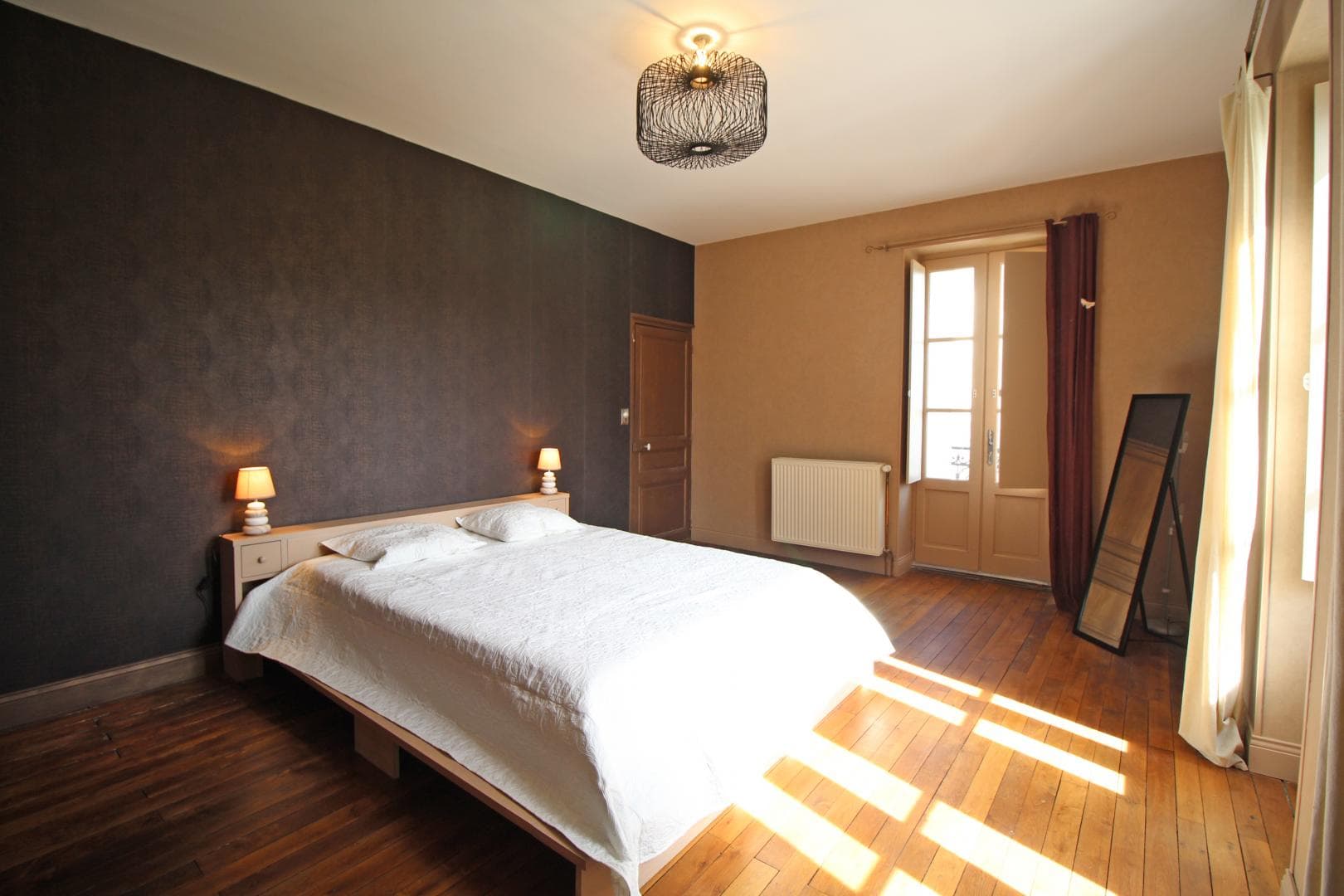 Chambre parentale : lit de 160 x 200 - 2 grandes armoires de rangement équipée d'un petit lit à barreau si besoin_9