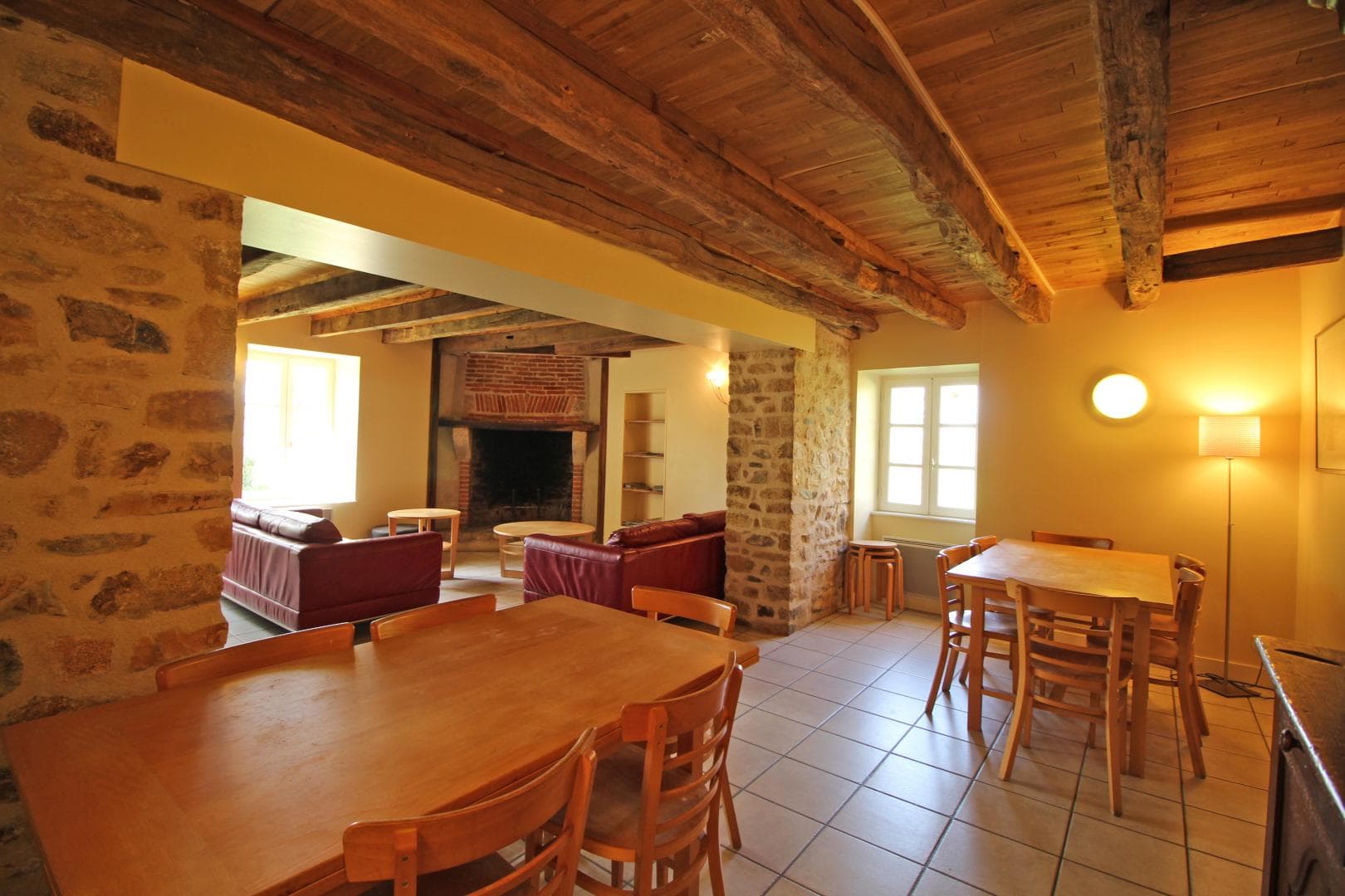 Gite "La Maison De Clémence" à Berneuil en Haute-Vienne (Limousin) - coin repas_4