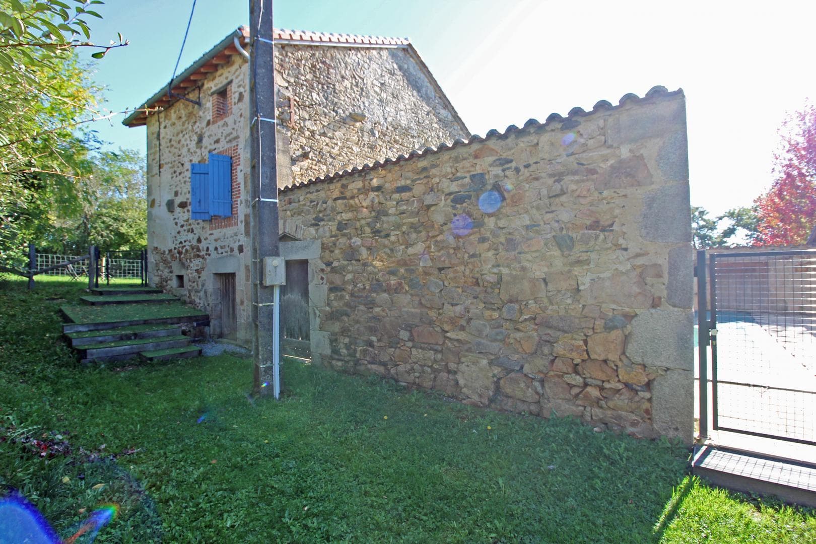 Maison des Roses à Virat, commune de Berneuil en Haute-Vienne - arrière de la maison des roses et accès piscine partagée_12