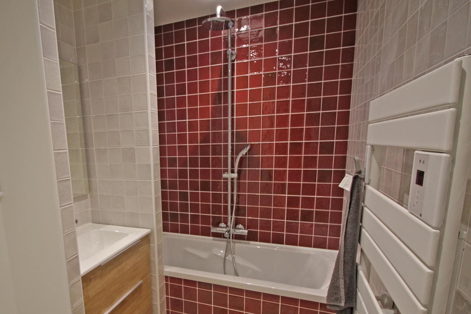 Maison des Roses à Virat, commune de Berneuil en Haute-Vienne - salle de bains avec wc en rez de chaussée_9