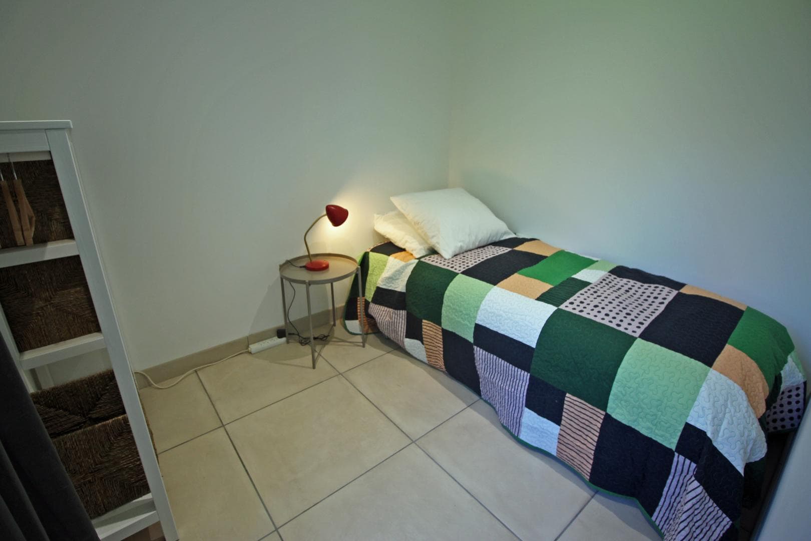 Maison des Roses à Virat, commune de Berneuil en Haute-Vienne - petite chambre derrière cuisine avec lit 1 place et gigogne_8