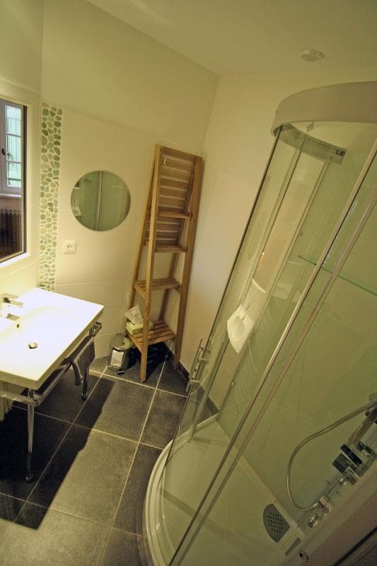 Gite "Le Génie de la Forêt" à Compreignac en Haute-Vienne (Limousin)- salle d'eau de la chambre 4_19