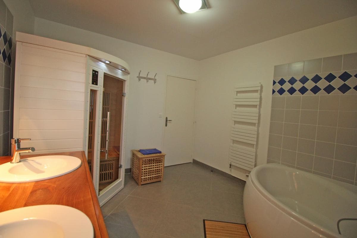 Gite "Le Génie de la Forêt" à Compreignac en Haute-Vienne (Limousin)- salle de bains avec sauna_26