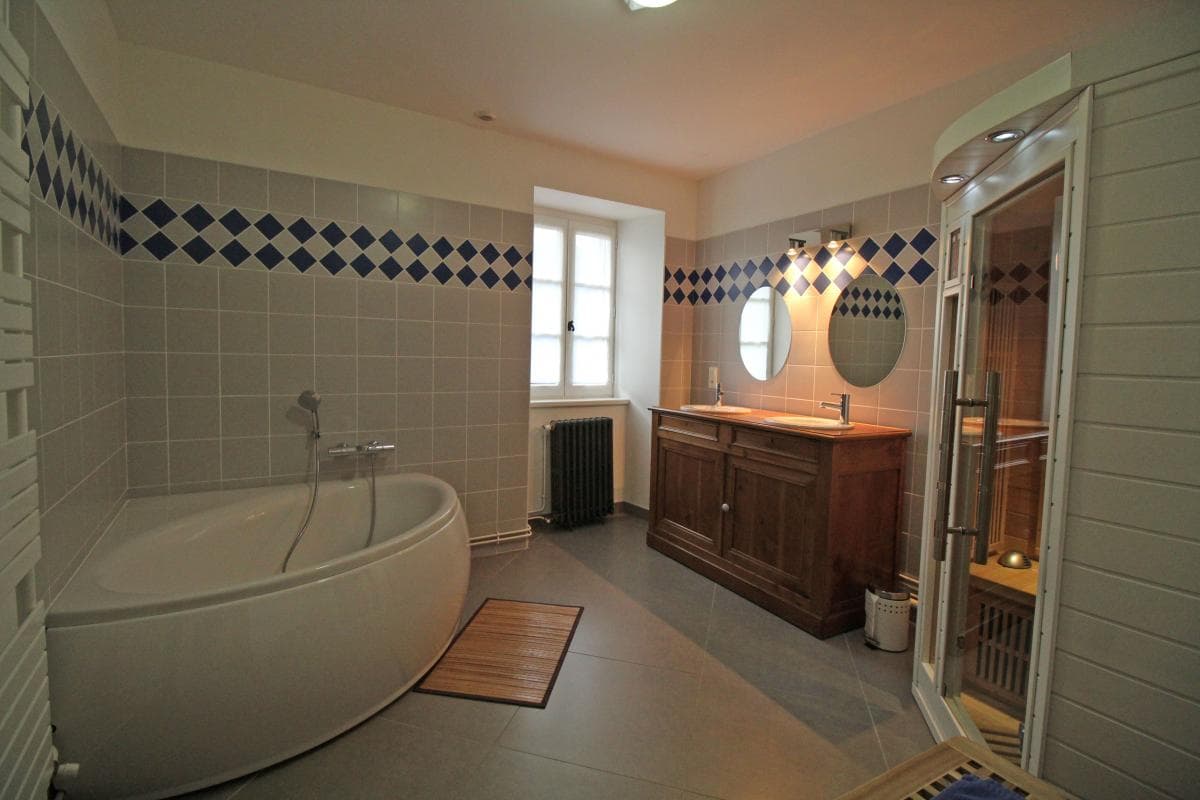 Gite "Le Génie de la Forêt" à Compreignac en Haute-Vienne (Limousin)- salle de bains avec sauna_17