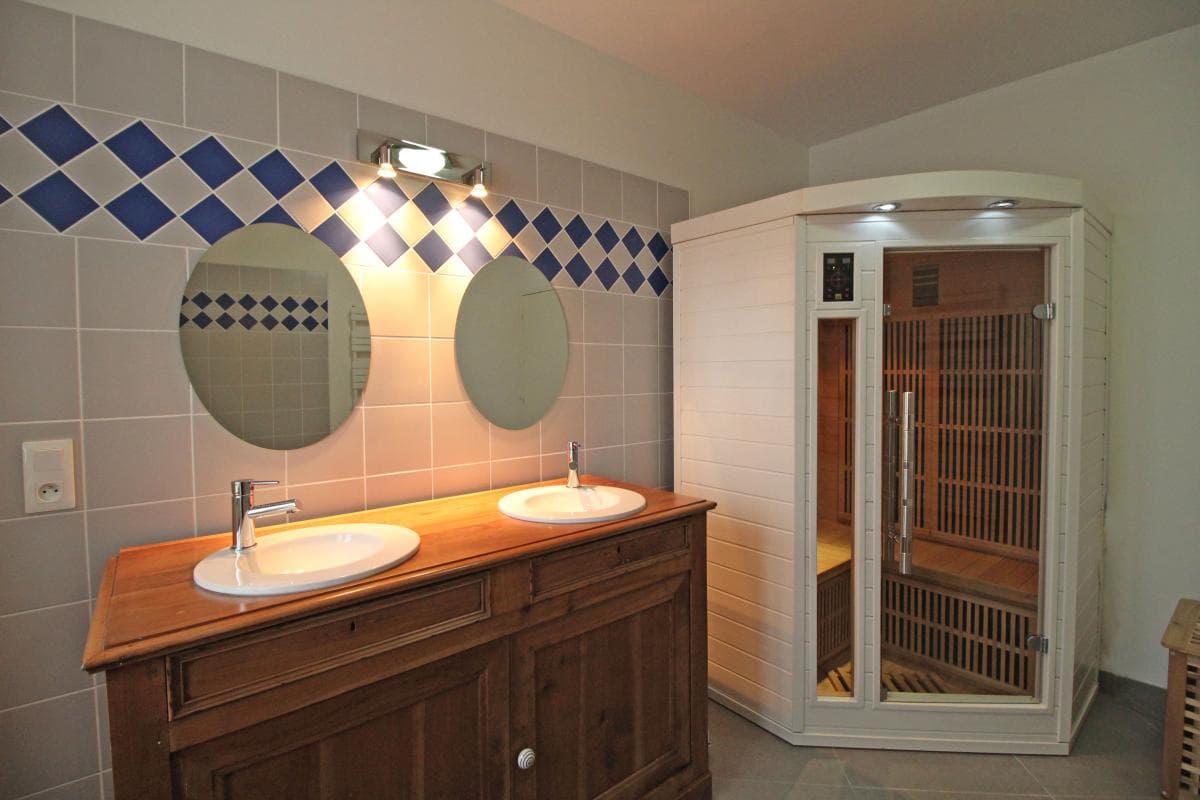 Gite "Le Génie de la Forêt" à Compreignac en Haute-Vienne (Limousin)- salle de bains avec sauna_27