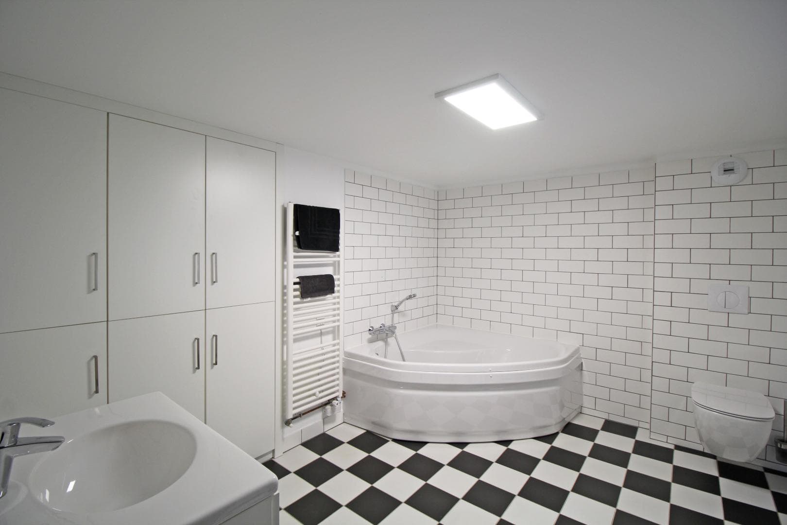 Chez Marie-Louise, gîte à Fromental en Haute-Vienne (Nouvelle Aquitaine)- salle d'eau avec wc au 1er étage_31