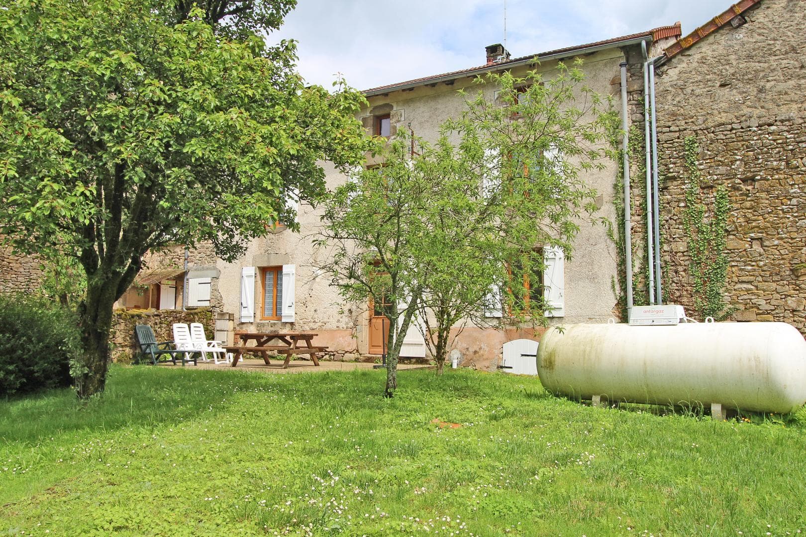 Gîte de Chasseneuil à Saint Symphorien sur Couze en Haute-Vienne (Nouvelle Aquitaine) - côté jardin_21